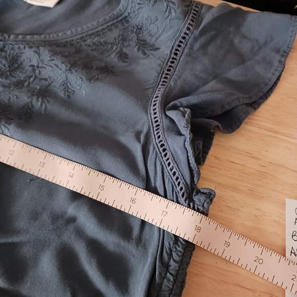 Time and Tru Embroidered Flutter Sleeve Blouse Size Medium - Picture 6 of 7